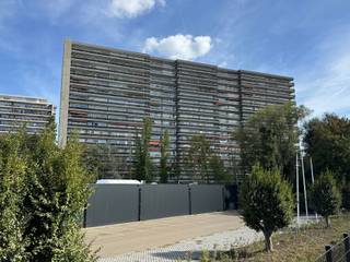 Gezellig instapklaar appartement met prachtig zicht voorzien van twee slaapkamers, vlakbij het centrum van Mechelen.Op de elfde verdieping van een verzorgd gebouw bevindt zich dit gezellige en instapklare appartement met twee slaapkamers, gelegen op een toplocatie nabij het bruisende stadscentrum van Mechelen, en in de directe omgeving van winkels en openbaar vervoer. Dit biedt de ideale woonst voor wie comfortabel en centraal wil wonen.Met een bewoonbare oppervlakte van circa 90m² biedt het appartement alles wat u nodig heeft voor een aangename woonervaring.De indeling is als volgt:>Inkomhal met handige aparte berging>Ruime, lichtrijke woonkamer met toegang tot het grote terras, vanwaar u geniet van een adembenemend uitzicht over de stad>Ingerichte keuken met toegang tot het terras>2 Slaapkamers met directe toegang tot het terras>Badkamer met ligbad en aansluiting voor wasmachine en droogkast>Privatieve kelderberging inbegrepenDe energieprestatiecertificaat (EPC) score bedraagt 87kWh/m², wat wijst op een energiezuinig appartement Label A. Dit appartement is perfect voor starters, koppels of als investering.Mogelijkheid tot aankoop ondergrondse garage.