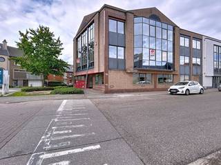 Discover this solidly built, modern commercial space of no less than 122 m², ideally located in the center of Strombeek-Bever. Thanks to the...