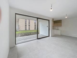 « Nexuss » est un nouveau projet de construction durable à Schelle, avec 64 unités résidentielles et un espace commercial. Avec des appartements, des duplex et des maisons avec lits superposés d'une à quatre chambres, vous avez un large choix. Le projet écologique et moderne bénéficie d'une situation très centrale, avec toutes les installations nécessaires à proximité et à une courte distance des grandes villes telles qu'Anvers, Malines et Saint-Nicolas.Les principaux points forts du projet « Nexuss » sont les suivants :- Normes BEN : niveau E 20- Panneaux solaires, individuellement par appartement- Chauffage au sol, par pompe à chaleur, et sèche-serviettes électrique- Système de ventilation de type D- De belles terrasses- Espace de stationnement souterrain et rangement- Architecture moderne et écologique- Orienté vers l'avenir grâce à des matériaux durables et économes en énergieCet appartement de 2 chambres d'environ 88 m² est situé au Provinciale Steenweg 423 à Schelle.Disposition de l'appartement :- Hall d'entrée- Rangement- Toilette- Salle de bain- Salon avec cuisine- 2 chambres- TerrasseLes travaux ont déjà commencé et devraient être achevés à l'automne 2025.Vous voulez en savoir plus sur ce beau projet ? N'hésitez pas à nous contacter !