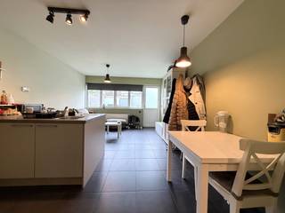 Deze aangename woning is gelegen in een kleinschalig en rustig woonerf, op een uitstekende locatie nabij het station Gent-Sint-Pieters en het UZ Gent.<br />Dankzij de vlotte verbinding naar de E17 en E40 geniet u bovendien van een optimale bereikbaarheid.<br /><br />De woning beschikt over een aangename leefruimte met een volledig ingerichte open keuken, voorzien van onder andere een kookplaat, combi-oven, dampkap en koelkast. Op het gelijkvloers bevindt zich tevens de badkamer, uitgerust met een lavabomeubel, toilet, douche en aansluiting voor een wasmachine.<br /><br />Op de verdieping zijn er twee slaapkamers aanwezig.<br /><br />Voor de woning bevindt zich een gezellig aangelegd terras met picknicktafel, waar u in alle rust van het buitenleven kunt genieten.<br />Daarnaast is er voldoende ruimte voorzien voor het stallen van fietsen.<br /><br />Extra troeven:
<ul>
	<li>Rustige ligging in een autoluw woonerf;</li>
	<li>Nabij Sint-Pietersstation en UZ Gent;</li>
	<li>Vlotte verbinding naar E17 en E40;</li>
	<li>Aangelegd terras met picknicktafel;</li>
	<li>Fietsenstalling;</li>
	<li>Centrale verwarming op aardgas;</li>
	<li>EPC-label B – 124 kWh/m² jaar.</li>
</ul>
Richtprijs van 299.000 €.<br /><br />Een ideale woning voor wie rustig wil wonen op een centrale locatie. Absoluut een bezoek waard!