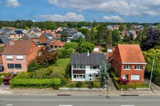 Bent u op zoek naar een woning met karakter, ruimte en tal van mogelijkheden? Deze open bebouwing in de Kapellestraat te Mol biedt een uitstekende opportuniteit voor wie een woning volledig naar eigen smaak wil renoveren en inrichten.<br /><br /><strong>Algemene kenmerken</strong><br />- Open bebouwing op een perceel van 4a 57ca<br />- Bewoonbare oppervlakte van 204 m²<br />- Te renoveren woning met veel potentieel<br />- Degelijke structuur als sterke basis voor uw renovatieproject<br /><br /><strong>Indeling</strong><br />- Ruime inkomhal met vide<br />- Ruime leefruimte met veel natuurlijke lichtinval<br />- Aparte eetkamer aansluitend op de keuken, met zicht op de tuin<br />- Badkamer voorzien van dubbele wastafel en bad-/douchecombinatie<br />- Vier slaapkamers<br />- Extra ruimte die kan dienen als extra badkamer, dressing of hobbykamer<br />- Veranda<br />- Kelder<br /><br /><strong>Troeven</strong><br />- Centrale ligging nabij het centrum van Mol<br />- Rustige woonomgeving met alle voorzieningen binnen handbereik<br />- Ideaal voor gezinnen of voor wie comfortabel en centraal wil wonen<br />- Goede bereikbaarheid dankzij vlotte verbindingen naar omliggende gemeenten en belangrijke invalswegen<br /><br /><strong>Extra mogelijkheid</strong><br />Naast de woning bevindt zich een bouwgrond die momenteel eveneens te koop wordt aangeboden. Deze kan optioneel worden aangekocht voor een meerprijs van € 159.000. Dit biedt extra mogelijkheden voor uitbreiding, een ruimere tuin of een interessante investering op lange termijn.<br /><br />Kortom, deze woning combineert een sterke basis met een uitstekende ligging en biedt alle mogelijkheden om er een prachtige thuis van te maken.<br /><br />Interesse? Contacteer ons voor een bezoek via <strong>014 58 02 08</strong> of via <strong>info@immovl.be</strong>. Wij helpen u graag verder.