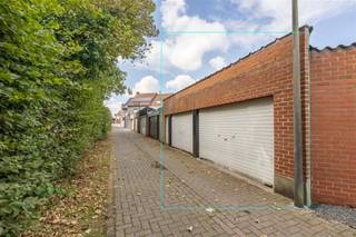 <p><span><strong>KIJKDAG ZA 19/09 |WONING MET 3 SLPS, 2 BADKAMERS, 2 GARAGES EN ZONGERICHTE STADSTUIN IN HARTJE TIELT</strong></span><br /><span>Deze woning is gelegen in hartje Tielt, dit op wandelafstand van markt, scholen, winkels, bakker, slager en openbaar vervoer, doch met rustige ligging.</span><br /><span>Deze gezinswoning geniet een bruikbare vloeroppervlakte van maar liefst 232m². Zo kan men genieten van 3 volwaardige slaapkamers waarvan 1 op het gelijkvloers, 2 badkamers en 2 leefruimtes. </span><br /><span>Daarnaast is er een dubbele garage voorzien achteraan en geniet men hier van een zongerichte stadstuin. Kijkdag op afspraak zaterdag 19 september, mail of bel om jouw afspraak vast te leggen. </span></p><p><span><strong>INDELING:</strong></span><br /><span>We komen binnen in de inkomhal die rechtstreeks toegang biedt tot de lichtrijke leefruimte en keuken.</span><br /><span>De leefruimte met zit-en eethoek geniet grote raampartijen die voor veel natuurlijk licht zorgen en geniet tevens een gezellige houtcasette. </span><br /><span>Via de leefruimte komen we terecht in de keuken (spoelbak | kookplaat | oven | dampkap | koelkast) met aansluitend de kelder. </span><br /><span>Achterliggend bevindt zich de veranda met rechtstreekse toegankelijk naar de stadstuin.</span><br /><span>Via de veranda of stadstuin geniet men dan weer toegang tot het tweede leefgedeelte met leefruimte, afzonderlijk toilet, badkamer met douche, wasplaats en achterliggende slaapkamer.</span><br /><span>Op het verdiep is er een overloop die toegang biedt tot de badkamer (bad | lavabo l toilet) en 2 ruime slaapkamers (voormalig 3).</span><br /><span>De zolderruimte is toegankelijk via vaste trap vanuit de nachthal. Deze geniet volle hoogte en kan hierdoor nog naar eigen believen verder ingericht worden.</span><br /><span>De eigendom beschikt tevens over een mooie stadstuin die volledig afgesloten en ingevolge kindvriendelijk is. </span><br /><span>tot slot is er een ruime dubbele garage met toegang via de achterliggende straat.</span></p><p><span><strong>TROEVEN: </strong></span><br /><span>- Bijkomende korting registratierechten bescheiden woning</span><br /><span>- Topligging</span><br /><span>- 3 slaapkamers</span><br /><span>- 2 badkamers</span><br /><span>- Zongerichte stadstuin</span></p>