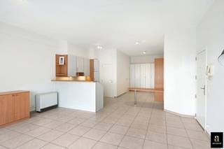 Ruim en licht appartement met open zicht in de Koningslaan<br /><br />Deze ruime studio van 65 m² ligt op een toplocatie in de Koningslaan, op wandelafstand van het strand, het Rubensplein en het centrum. Dankzij de westelijke oriëntatie geniet je van veel licht en een vrij uitzicht op de villa’s aan de overkant van de straat (zonder hoogbouw voor je neus).<br /><br />De indeling is praktisch en comfortabel: een grote leefruimte met open keuken, een badkamer en aparte berging. Er is ook een privatieve kelder en een gemeenschappelijke fietsenberging in het gebouw.<br /><br />Een ideale pied-à-terre of investering op een rustige en gegeerde locatie in Knokke.