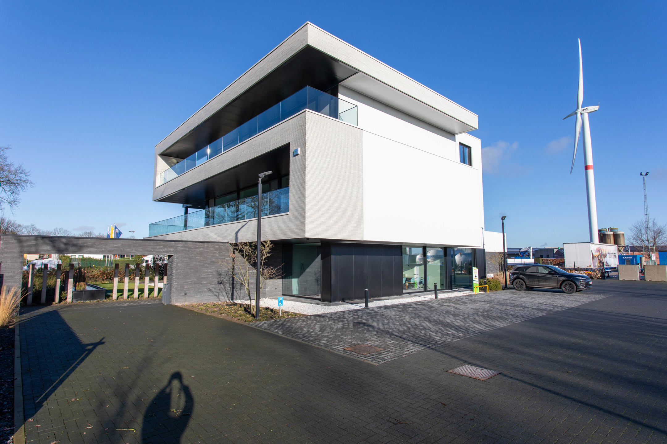 Drie goed uitgeruste, gelijkvloers kantoren te huur van ca. 14m²-18m²-19m² op een uitstekende locatie te Essensteenweg, Kalmthout-Nieuwmoer.