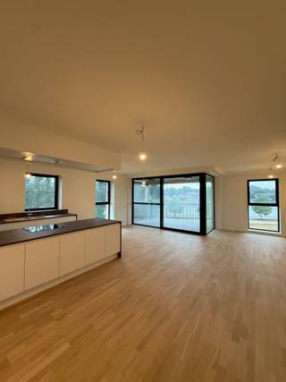<p><span>Gelegen in de nieuwe stadswijk ‘KanaalPark’, in de groene stad aan het water Vilvoorde en vlakbij het centrum van Brussel, zijn wij verheugd dit verrassend ruime appartement met terras te koop aan te bieden. Dankzij de uitstekende bereikbaarheid en de vlotte verbinding met de belangrijkste invalswegen geniet u hier van een unieke combinatie van rust, groen en stedelijke dynamiek. </span></p><p><span>Dit energiezuinige appartement bevindt zich op de tweede verdieping van de gloednieuwe residentie Nobel 1, die in 2023 werd gerealiseerd door de gerenommeerde projectontwikkelaar Virix en ontworpen door architecten Styfhals. </span></p><p><span>Met een bewoonbare oppervlakte van maar liefst 117 m² beschikt het appartement over een inkomhal met vestiaire, een gastentoilet, een volledig uitgeruste badkamer en een ruime leefruimte met een maximale lichtinval en directe toegang tot het terras met uitzicht over het Zeekanaal. Verder is er een volledig ingerichte keuken met aansluitend een praktische berging en zijn er twee volwaardige slaapkamers aanwezig.</span></p><p><span>Toekomstige bewoners kunnen bovendien genieten van een privatieve binnentuin en het 3-Fonteinenpark aan de overzijde van het kanaal. </span></p><p><span>Kortom, een ware opportuniteit voor wie energiezuinig, ruim, tijdloos en luxueus wenst te wonen op een toplocatie nabij Brussel. Kom zeker eens een kijkje nemen, u bent van harte welkom!</span></p><p><span>Alle appartementen zijn volledig afgewerkt, inclusief vloerverwarming, een volledig ingerichte keuken, sanitaire toestellen, parketvloeren, wandbetegeling en binnendeuren. Een parkeerplaats in de ondergrondse parkeergarage is optioneel aan te kopen voor €26.750 excl. btw. Er zijn zowel ondergrondse als bovengrondse fietsenstallingen voorzien, evenals praktische fietskluizen. Tevens uitermate geschikt als waardevaste vastgoedinvestering met opwaarts potentieel. Voor snelle beslissers!</span></p><p><span> </span></p>