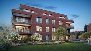 Ontdek dit ruime nieuwbouwappartement op de tweede verdieping van L’Orée, een exclusief en kleinschalig woonproject met slechts 14 appartementen in de groene wijk Neerpede, Anderlecht.
Met een bruto woonoppervlakte van 102 m² biedt dit appartement volop ruimte om comfortabel te wonen. Het beschikt over twee slaapkamers en één badkamer. De tweede slaapkamer kan je bijvoorbeeld inrichten als thuiswerkplek of logeerkamer. Het terras van 10 m² biedt een fijne buitenruimte om te ontspannen of gezellig te tafelen.
L’Orée ligt op een volledig omheind, groen en autoluw domein met een gemeenschappelijke binnentuin, ontworpen door een landschapsarchitect. Dankzij geothermie woon je volledig gasvrij en geniet je van energiezuinige verwarming en koeling, wat helpt om je energiefactuur laag te houden. Ook de mogelijkheid om een laadpaal te voorzien, draagt bij aan toekomstgericht wooncomfort.
De groene omgeving van Neerpede biedt rust en ruimte, met Brussel, metro Erasmus en belangrijke verbindingswegen binnen handbereik.
Een mooie kans voor wie ruim, energiezuinig en groen wil wonen, vlak bij de stad.
Vraag vandaag nog meer informatie aan en ontdek de plannen van dit appartement.
Ontdek het project op onze website: https://www.zabra.be/nieuwbouwproject-te-koop/loree-anderlecht