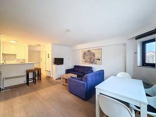 In de residentie 'Santorini' te Knokke-Heist vinden we deze studio te koop.De leefruimte is licht en praktisch ingedeeld, met een keuken en...