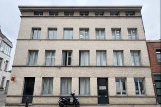 A visit request can be made through our website: https://vicusvastgoed.be/nl/te-huur.<br />Go to the respective property and click on 'Request a Visit'. After completing 'My rental profile', we will get back to you soon.<br /><br />Mobiscore: 9,5/10<br /><br />This charming studio is located in an ideal location, in the heart of Ghent, close to Sint-Lucas and the Kouter. Within cycling distance of the Gent-Sint-Pieters station, in the vicinity of the R40 and within walking distance of streetcar and bus stops.<br /><br />Upon entering the studio, you immediately notice the smart layout. The bathroom is fully equipped with a shower, sink and toilet.<br />Built-in closets are provided for your clothes and personal belongings, offering additional storage space.<br /><br />The kitchen is equipped with a stove, sink and hood. The living room and bedroom together form a spacious, open living space that you can decorate completely to your own taste.<br /><br />Rental price: 650 euros<br />Common charges: 35 euros