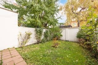 <p><strong><span>Ruime gezinswoning met tuin en garage </span></strong></p>
<p><span>In de rustige De Costerstraat in Borgerhout bevindt zich deze aangename gesloten bebouwing met een bewoonbare oppervlakte van 142 m². De ligging is ideaal voor wie centraal wil wonen. Op wandelafstand van winkels, scholen en openbaar vervoer, en met een vlotte verbinding naar het stadscentrum en de belangrijkste in- en uitvalswegen.</span></p>
<p><span>Bij het binnenkomen tref je een inkomhal met directe toegang tot de ruime inpandige garage, waar je bovendien ook voor de poort kan parkeren. Achteraan bevindt zich een extra kamer die perfect kan dienen als slaapkamer, hobbyruimte of wasplaats, en een bureau met zicht op de tuin. De gezellige buitenruimte met klein koertje heeft een oost-zuidoostoriëntatie, waardoor je ’s ochtends en in de vroege namiddag van de zon geniet. Op de eerste verdieping bevindt zich de lichtrijke leefruimte met aansluitend een praktische keuken op gasvuur en een aparte hal met toilet. De tweede verdieping omvat twee ruime slaapkamers, een badkamer met ligbad en wastafel, en een nachthal met ingemaakte kasten die extra bergruimte bieden.</span></p>
<p><span>Het pand beschikt over een<span> </span><strong><span>EPC-score van D (397)</span></strong><b>,</b> geen renovatieplicht.</span></p>
<p><strong><span>Troeven:</span></strong><span><br />• Centrale en toch rustige ligging nabij alle voorzieningen<br />• Inpandige garage + extra staanplaats voor de poort<br />• Praktische indeling met extra kamer en bureau op het gelijkvloers<br />• Twee ruime slaapkamers en veel opbergruimte<br />• Oost-zuidoost gerichte tuin met privacy</span></p>