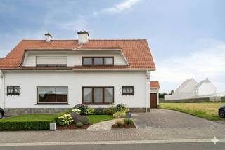 Cette maison possède de nombreux éléments authentiques et de beaux matériaux à l'intérieur qui ont résisté à l'épreuve du temps, tels que les armoires encastrées en chêne et la cheminée en pierre naturelle. La maison peut être rénovée, mais elle a été très bien entretenue. Disposition : Rez-de-chaussée : Entrée avec toilettes invités - salon - cuisine - salle à manger - véranda - garage - grands rangements 1er étage chambre 1 - chambre 2 - salle de bain avec baignoire, lavabo et toilettes Dans l'ensemble : - Terrain spacieux - Chauffage au mazout - Eau de pluie - Quartier résidentiel calme Ce bien est soumis à l'obligation de rénovation imposée par le gouvernement flamand pour les bâtiments résidentiels (sauf en cas de démolition dans les 5 ans suivant l'achat). Pour plus d'informations, veuillez consulter le site web de l'Agence flamande de l'Énergie et du Climat via https://www.vlaanderen.be/een-woning-kopen/renovatieverplichting-voor-residentiele-gebouwen