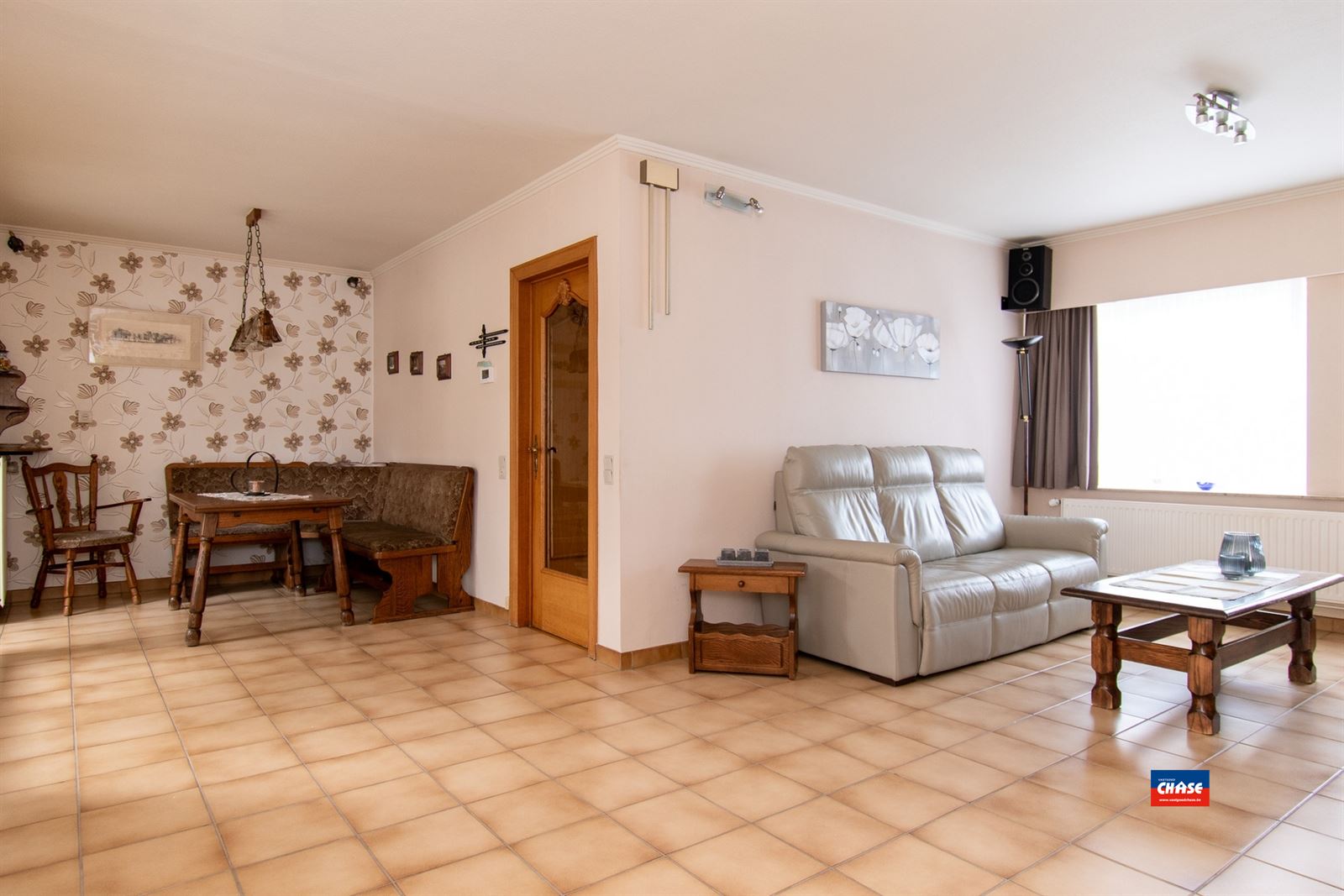 Op te frissen rijwoning met 3 slaapkamers, zolderkamer en gezellige zuid tuin. - foto 4