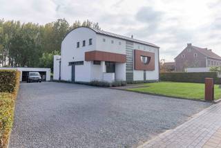 Te koop: Kwalitatieve en ruime gezinswoning met 4 slaapkamers, 2 badkamers en grote garage<br />In een rustige, landelijke omgeving bevindt zich deze vrijstaande villa (bouwjaar 1992) op een prachtig groen perceel. Deze kwalitatief gebouwde gezinswoning biedt rust, privacy en een bijzonder aangename woonbeleving midden in de natuur.<br />De ruimtelijke en gezellige living vormt samen met de aansluitende keuken het hart van de woning. Vanuit beide ruimtes geniet u van een vlotte toegang tot het overdekte terras — een comfortabele buitenplek waar u het hele jaar door kunt ontspannen met uitzicht op de fraai aangelegde tuin. De tuin biedt bovendien nog tal van mogelijkheden om naar eigen smaak in te richten.<br />De woning beschikt over een kelder onder de slaapkamer en een kruipkelder onder de rest van het huis. Daarnaast is er een losstaande, ruime garage met extra bergruimte. De verwarming werd recent vernieuwd naar aardgas, en dankzij de zonnepanelen met batterijopslag geniet u van een energiezuinige en duurzame woonervaring.<br />•4 ruime slaapkamers<br />•2 badkamers<br />•Grote, vrijstaande garage met berging<br />•Gedeeltelijke kelder en kruipkelder<br />•Recent vernieuwde aardgasverwarming<br />•Voorzien van zonnepanelen met batterijopslag<br />•Open bebouwing met veel natuurlijke lichtinval<br />•Gezellige leefruimte met directe toegang tot keuken en overdekt terras<br />•Onderhoudsvriendelijke tuin<br />•Bushalte op 100 meter (verbinding naar Diest en Tienen)<br />•Vlotte bereikbaarheid: via de E314 bereikt u Leuven in ca. 40 minuten<br />De doordachte architectuur en het tijdloze ontwerp geven deze woning een karaktervolle en elegante uitstraling. Kortom, een kwaliteitsvolle en ruime gezinswoning met veel potentieel, gelegen op een prachtig perceel in een rustige en groene omgeving.<br />📞 Interesse?<br />Neem gerust contact op via 0478 / 825 852 voor meer informatie of een bezichtiging.<br />