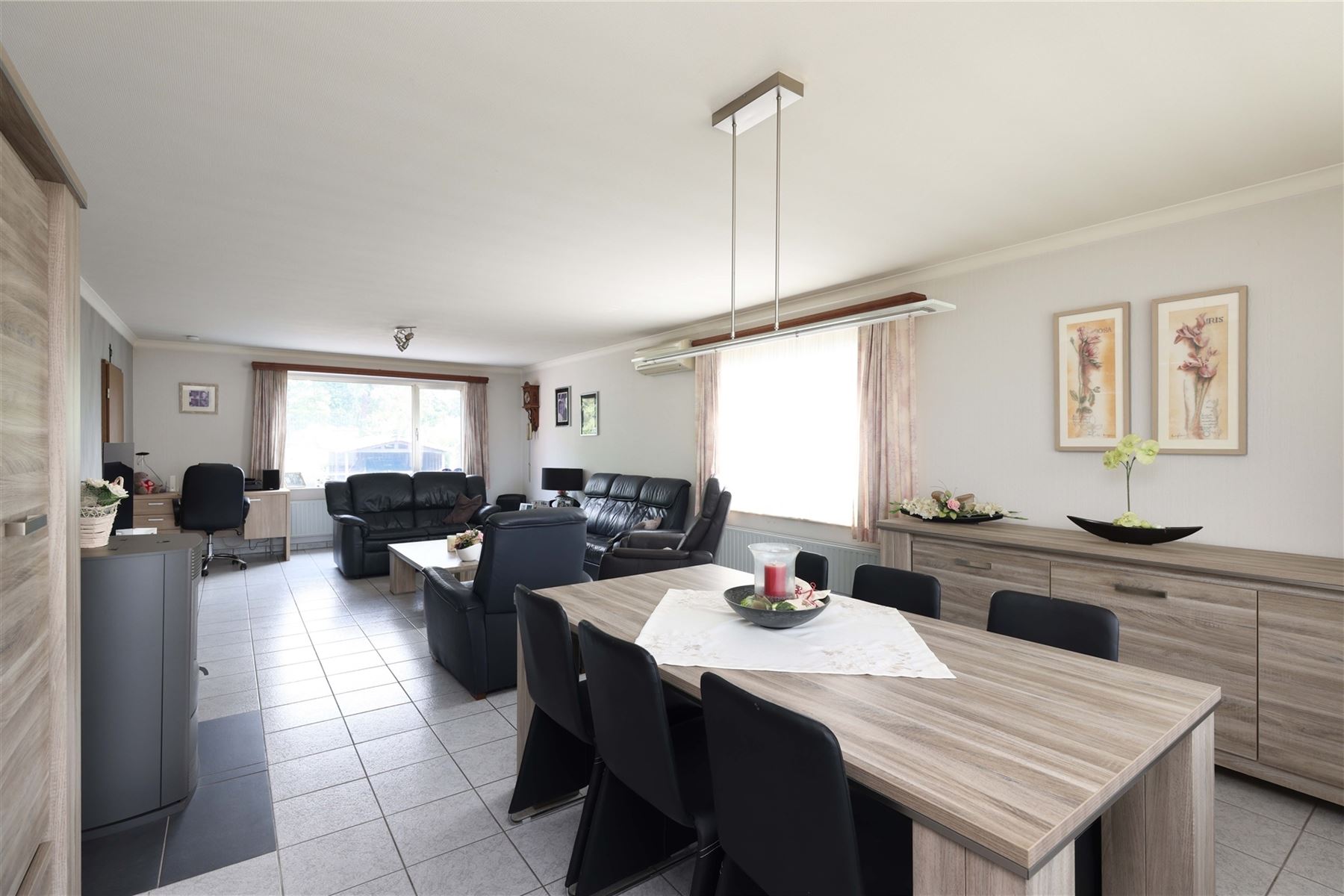 Verrassend ruime gezinswoning met 5 slaapkamers op een knap perceel van 14a 78ca - foto 4