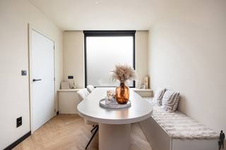 Instapklare en volledig gerenoveerde woning met garage te Sint-PauwelsDeze volledig gerenoveerde woning combineert hedendaags comfort met een...