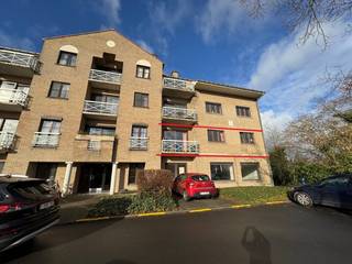 Dit <strong>appartement</strong> van bouwjaar 1991 zal U verrassend overtuigen na een bezoek met zijn vele ruimte, goede indeling en veel lichtinval. er werd recent een nieuwe CV brander geplaatst wat het energieverbruik tot een minimum herleidt.<br />Indeling :<br />ruime aparte inkomhal die toegang geeft naar het aparte toilet, een ruime berging, en de leefruimte.<br />Vanuit de zuidgerichte leefruimte wandelt U door naar de zuidgerichte keuken. De leefruimte geeft ook toegang tot de 2 slaapkamer en de badkamer. In de kelderverdieping hebben we nog een ruime private kelder nr 13.<br />Op de -1 verdieping hebben we nog <strong>een optionele garage (nr 13 of 17)</strong> die U kan bijkopen.<br />Voor de deur is er veel parkeergelegenheid voor auto's. <br />Het gebouw heeft ook een afgesloten gemeenschappelijke fietsenberging, een aparte grote ruimte op de vuilnis te plaatsen in afwachting van ophaling en een private.<br />Op heden verhuurd aan Vivius (Sociale huisvestingsmaatschappij - Harelbeke/Waregem) voor 9 jaar, <br />HP - appartement : <strong>619,35 / maand</strong><br />HP - Garage :<strong> 55 of 60 euro/maand (is apart verhuurd)</strong><br />U krijgt tevens korting op uw onroerende voorheffing<br />Alle praktische regelingen met de huurder lopen via Vivius.  <br /><strong>Vraagprijs : Appartement : 169.500 euro - Garage : 20.000 euro (liefst samen aan te kopen)</strong><br /><br />Er is een mogelijkheid om een 2de appartement bij te kopen die vergelijkbaar is aan de linkerzijde van het gebouw, zie ook link : Kortrijksesteenweg 240 b 6, Harelbeke !<br /><br /><u>Wettelijke info : </u><br /><strong>EPC : 107 kWh/m² - B-label, net geen A-label<br />Asbest : Asbestveilig en -vrij !</strong><br />Elektriciteit : keuring in aanvraag<br />Conformiteitsattest : geldig, geen opmerkingen<br />Stedenbouw : niet beschermd, niet op inventaris, Vergunning uitgereikt, Woongebied, Geen dagvaarding uitgebracht, Geen voorkooprecht ruimtelijke ordening aanwezig, Geen Verkavelingsvergunning, geen overstromingsgebied, niet gelegen in afgebakend oevergebied, geen watergevoelige openruimtegebieden<br />Water : P-score : A, G-score : A, geen overstromingsgebied, dus geen natte voeten hier.<br /><br />Opmerking : foto's werden genomen met een breedbeeldlens, dit om de volledige ruimte te kunnen tonen op 1 foto ... hierdoor tonen de ruimtes wel groter op foto dan in werkelijkheid.<br /><br /> 