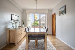 In de Rodebeukendreef 46 in Gentbrugge vinden we deze verzorgde en volledig instapklare bel-etagewoning, gelegen in een bijzonder rustige, gegeerde en residentiële woonomgeving. De woning combineert een aangename woonoppervlakte van ca. 155 m² met een perceel van 134 m² waarvan een zuidgerichte tuin van ca. 75 m².<br /><br />Op het gelijkvloers beschikt de woning over een ruime inkomhal met toegang tot de inpandige garage. Daarnaast bevindt zich hier een extra kamer die uitstekend kan dienen als bureau, hobbyruimte of vierde slaapkamer. Via de achterliggende doorgangsruimte is er rechtstreeks toegang tot de tuin. Hier bevinden zich momenteel ook de wasmachine en praktische voorzieningen.<br /><br />De eerste verdieping vormt het leefgedeelte van de woning. De ruime en lichtrijke leefruimte biedt plaats aan zowel een comfortabele zithoek als een eetplaats. Aansluitend bevindt zich de verzorgde, volledig uitgeruste keuken. Vanuit de leefruimte geniet je bovendien van een aangenaam zicht over de rustige woonomgeving. Op de hal is er een afzonderlijk gastentoilet.<br /><br />Op de tweede verdieping bevinden zich drie slaapkamers en een badkamer met inloopdouche. De woning beschikt niet over een zolder of kelder, maar biedt dankzij de inpandige garage en de praktische indeling voldoende bergruimte.<br /><br />De tuin is bovendien onderhoudsvriendelijk aangelegd en biedt verschillende mogelijkheden voor een terras, speelruimte of gezellige tuin inrichting.<br /><br />*Belangrijk*<br />- De prijs is een minimumprijs.<br />- De woning is vrij voor gebruik vanaf 1/6/2027.<br /><br />Een bijzonder interessante woning voor wie op zoek is naar ruimte, comfort en een zonnige tuin, zonder in te boeten aan bereikbaarheid en de aangename woonkwaliteit van Gentbrugge.<br /><br />Bestuursmaatregelen in het maatregelenregister: nee