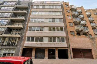 <span><span>Droomt u van wonen aan de kust, met het strand en de boulevard letterlijk om de hoek? Dan is dit appartement absoluut een bezichtiging waard.<br /><br />Dit verzorgde<strong> 2-slaapkamer appartement</strong> is gelegen op een unieke locatie direct achter de boulevard en biedt een comfortabele woonomgeving met een lichte woonkamer, een praktische indeling en moderne voorzieningen. Met een woonoppervlakte van 73 m² beschikt de woning over een ruime woonkamer met open keuken, een goed bemeten master bedroom, een 2° slaapkamer, een separate toiletruimte, moderne badkamer met bad en een praktische inpandige berging. Hier geniet u dagelijks van de frisse zeelucht, gezellige strandpaviljoens en alle levendigheid die Oostende te bieden heeft. Daarnaast beschikt het appartement over een <strong>externe bergruimte</strong>, waardoor u nog meer ruimte heeft voor bijvoorbeeld extra fietsen of strandspullen.<br /><br />De ligging vormt zonder twijfel één van de grootste pluspunten van dit appartement. Gelegen in de geliefde wijk Mariakerke woont u op wandelafstand van het strand, de dijk, diverse restaurants, winkels en openbaar vervoer. Of u nu houdt van een ontspannen strandwandeling, een sportieve hardloopsessie langs de kust of een gezellige avond uit, alles ligt binnen handbereik. Daarnaast zijn hier diverse uitvalswegen, de kusttram, en gratis parkeergelegenheid uitstekend bereikbaar.<br /><br /><u>Enkele troeven:</u><br />• <strong>Twee slaapkamers</strong>;<br />• Terras over de ganse breedte;<br />• Inpandige berging en private kelder;<br />• Gemeenschappelijke fietsstalling;<br />• Dak renovatie is gebeurd;<br />• <strong>Energielabel C</strong> (geen renovatieplicht);<br />• Ideaal als hoofdverblijf, vakantieverblijf of opbrengsteigendom;<br />• In goede staat van onderhoud en instapklaar.<br /><br />Enthousiast geworden? We laten je Raversijdestraat 19 graag zien en vertellen je ter plaatse alles over het appartement en het gebouw. Bel Diksimmo op het nummer <strong>051 50 11 51</strong> of mail naar diksmuide@diksimmo.be. </span></span>