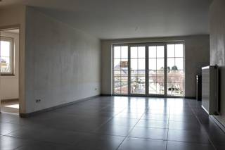 L'appartement est situé au 2ème étage et comprend un salon spacieux, une cuisine ouverte équipée, un débarras, 2 chambres avec parquet, dont une...