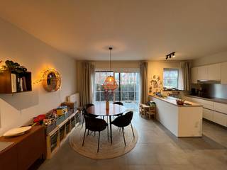 Dit aangename gelijkvloerse appartement omvat een inkomhal, een ruime woonkamer met zithoek en een open, volledig geïnstalleerde keuken,...