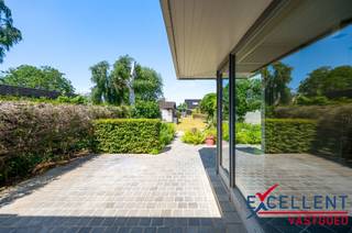 Maak kennis met deze charmante woning met mooie tuin en handelsruimte op een commerciële ligging te Wetteren (Massemen) met parking voor minstens...