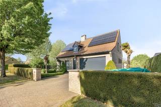 Rustig gelegen, goed onderhouden villa met 4 slaapkamers op een perceel van 761 m². Indeling: inkom met gastentoilet en bergruimte, zonnige living met aansluitend een ruime veranda die voorzien is van een zonneluifel, ingerichte keuken, koele berging en een grote garage met automatische poort. Verdieping: 4 ruime slaapkamers en een vernieuwde badkamer uitgerust met een dubbele lavabo, ligbad en inloopdouche. Grote bergzolder over de volledige woning. Aangelegde, afgesloten zuid-west geörienteerde tuin. Alle ramen beschikken over rolluiken, in de living is een houtcassette en een warmtepomp voorzien, evenals in de grootste slaapkamer. De elektriciteit is conform en in 2022 werden 34 zonnepanelen geplaatst.