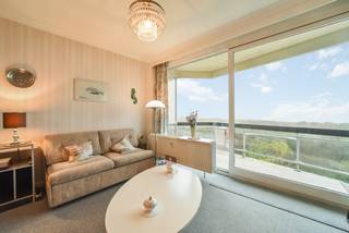 Deze studio biedt tal van voordelen. Gelegen op een gunstige locatie <strong>vlakbij het strand</strong>, openbaar vervoer (zowel trein als tram) en winkels, geniet je van een <strong>frontaal zeezicht</strong> met een prachtig panorama over de pier en de haven van Zeebrugge. Het <strong>terras</strong> biedt een adembenemend <strong>uitzicht over de duinen</strong>. De <strong>lichtrijke leefruimte</strong>, met grote ramen die voor veel natuurlijk licht zorgen, sluit naadloos aan op een<strong> gesloten keuken</strong>.<br /><br />De badkamer is uitgerust met zowel een <strong>ligbad als een douche</strong>, er is een <strong>apart toilet</strong>. <br /><br />De studio beschikt over diverse gemeenschappelijke ruimtes, waaronder een tuin met zitbanken, en een<strong> fietsenberging</strong> voor veilige fietsopslag. Een<strong> privatieve berging</strong> op het gelijkvloers biedt extra opslagruimte, terwijl het <strong>wassalon in het gebouw</strong> tegen betaling kan worden gebruikt. Voor extra veiligheid is er een <strong>videointercomsysteem</strong> in het appartement en <strong>camerabewaking in het gebouw en garagecomplex</strong>. De collectieve <strong>gasverwarming</strong> zorgt voor een efficiënte en comfortabele temperatuurregeling. Tevens zijn er drie privatieve containers om het afval te sorteren.<br /><br />De eigenaar biedt u de <strong>mogelijkheid</strong> tot het <strong>aankopen</strong> van een <strong>staanplaats</strong> voor €25.000.<br /><br />Kortom, zorgt deze studio voor comfort en veiligheid met een uitzonderlijk uitzicht en een gunstige ligging, wat het leven aan de kust tot een ware beleving maakt.