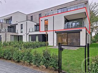 <p>Stijlvol nieuwbouwappartement te huur in Keerbergen.</p><p>Dit modern nieuwbouwappartement combineert comfort, energiezuinigheid en een uitstekende ligging vlakbij de Delhaize en het centrum van Keerbergen. Winkels, scholen en openbaar vervoer bevinden zich op wandelafstand.<br />Het appartement is uiterst energiezuinig en uitgerust met zonnepanelen en een warmtepomp, wat resulteert in een laag energieverbruik en optimaal wooncomfort (E peil 10).<br />Het beschikt over een ruime en lichtrijke living, met een open volledig ingerichte keuken. De keuken is uitgerust met een kookeiland en kwalitatieve Miele-toestellen: inductiekookplaat, koelkast, vaatwasser, oven en microgolf. Hier vind je ook een berging met aansluiting voor wasmachine en droogkast.<br />Verder zijn er drie slaapkamers, een moderne badkamer met inloopdouche en dubbel meubel en een apart toilet.<br />Vanuit de living heb je toegang tot een mooi en ruim terras, ideaal om te genieten en te ontspannen.<br />Extra troeven zijn een ondergrondse autostaanplaats, een zeer ruime privatieve kelderberging.</p><p>Het appartement is volledig geschilderd en is voorzien van lichtarmaturen en gordijnrails.</p><p>Kortom een instapklaar appartement met hoogwaardige afwerking op een toplocatie.</p><p>Vaste kosten: 85 euro</p><p>Wens je graag een bezichtiging, bel 016/ 90 10 21 of per mail: info@future-home.be.</p><p>EPC: E peil 10</p>