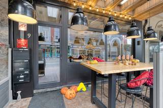 Commerce unique 'La Coupole' avec habitation à vendre sur la Nieuwpoortlaan à La Panne.<br /><br />Vous êtes à la recherche d’un restaurant clé en main à vendre à La Panne ? Ou rêvez-vous d’un commerce avec habitation sur la côte belge ? Alors ce bien remarquable, connu sous le nom de 'La Coupole', est fait pour vous !<br /><br />Ce restaurant prêt à l’emploi constitue une excellente opportunité pour quiconque souhaite démarrer ou développer une activité horeca sur la côte. Le restaurant peut accueillir 70 personnes et dispose d’une terrasse conviviale pour 10 personnes. Il est équipé d’une cuisine moderne entièrement fonctionnelle, d’un espace de stockage et d’une grande cave. L’intérieur est élégant et intemporel.<br /><br />À l’étage se trouvent deux logements. L’appartement duplex comprend 2 chambres, un vaste séjour avec cuisine ouverte, une salle de bain avec baignoire et lavabo, ainsi qu’un espace de rangement supplémentaire.<br /><br />Le second appartement dispose d’une chambre, d’un séjour avec cuisine ouverte et de toilettes, idéal comme opportunité de location.<br /><br /><strong>ATOUTS :</strong>
<ul>
<li>Restaurant à succès avec potentiel</li>
<li>Habitation au-dessus du restaurant</li>
<li>Emplacement de choix sur la côte belge</li>
</ul>