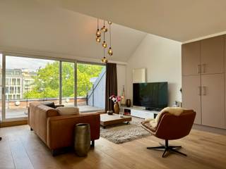 Magnifiek en ruim 2-slaapkamer duplex penthouse van ca. 140m² met 2 terrassen elk van 10m². Gelegen op de 4e verdieping in een karaktervol gebouw...