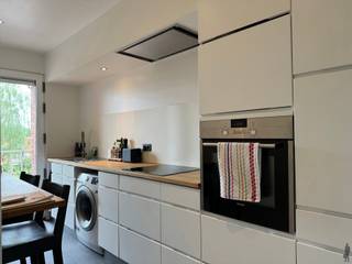 <p><strong>Lichtrijk 1-slaapkamerappartement met terras en garagebox te Wilrijk</strong><span></span></p>
<p>Ontdek dit verzorgd en lichtrijk appartement gelegen op een gunstige locatie te Wilrijk. Dankzij de aangename lichtinval, de praktische indeling en de stijlvolle inrichting biedt dit appartement een comfortabele woonervaring op een vlot bereikbare locatie. De leefruimte straalt rust en gezelligheid uit en sluit mooi aan bij de volledig uitgeruste keuken en het aangename terras.</p>
<p><strong>GA NAAR WWW.DEBOERENPARTNERS.BE OM RECHTSTREEKS UW ONLINE AFSPRAAK IN TE PLANNEN</strong></p>
<p><strong>Indeling:</strong><br />Inkomhal met ingemaakte vestiairekasten<br />Apart toilet<br />Lichtrijke leefruimte<br />Volledig uitgeruste keuken<br />1 ruime slaapkamer<br />Badkamer met inloopdouche<br />Aangenaam terras</p>
<p>De leefruimte vormt het hart van het appartement en geniet van veel natuurlijke lichtinval. Dankzij de ruime raampartijen en de open sfeer voelt het appartement bijzonder aangenaam en huiselijk aan. De volledig uitgeruste keuken is praktisch ingericht en biedt alle nodige comfort.</p>
<p>De slaapkamer is ruim en rustig gelegen, met rechtstreekse toegang tot een aangename buitenruimte. De badkamer is voorzien van een moderne inloopdouche. Daarnaast beschikt het appartement over een private kelderberging en is er een garagebox inbegrepen in de prijs, wat een absolute meerwaarde vormt.</p>
<p><strong>Bijzonderheden:</strong><br />Private kelderberging aanwezig<br />Garagebox inbegrepen in de prijs<br />Algemene kosten: €135,00/maand voor onderhoud en verbruik van de gemeenschappelijke delen en lift + provisie voor water en verwarming<br />Beschikbaar vanaf 07/10</p>
<p><strong>GA NAAR WWW.DEBOERENPARTNERS.BE OM RECHTSTREEKS UW ONLINE AFSPRAAK IN TE PLANNEN</strong></p>