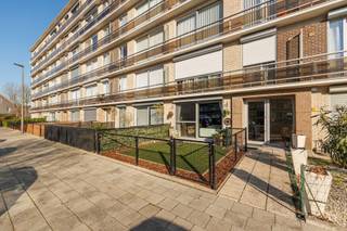 <p><strong>Gelijkvloers appartement met twee tuinen!</strong><br /><br />Bent u op zoek naar een instapklaar appartement nabij het centrum van Merksem?<br />Dan is dit <strong>één-slaapkamerappartement</strong> op de <strong>gelijkvloerse verdieping</strong> precies wat u zoekt!<br /><br />Indeling<br />Via de gemeenschappelijke inkomhal bereiken we het appartement. De <strong>private inkomhal met ingemaakte kasten</strong> geeft toegang tot de ruime <strong>leefruimte </strong>op laminaat, ingedeeld in een <strong>zit- en eethoek</strong> en voorzien van <strong>elektrische rolluiken</strong>.<br />Vanuit de leefruimte heeft u toegang tot het eerste<strong> terras</strong> met <strong>zuidelijke </strong>oriëntatie.<br /><br />De <strong>volledig geïnstalleerde en moderne keuken</strong> is voorzien van alle moderne comfort.<br />Aansluitend vindt u de <strong>private tuin</strong> voorzien van terras en kunstgras - weinig onderhoud en voorzien van alle rust.<br /><br />Verder vinden we een <strong>apart toilet</strong> en de <strong>badkamer </strong>voorzien van bad, lavabomeubel en de aansluiting voor wasmachine.<br /><br />Tot slot is er de <strong>slaapkamer</strong>, voorzien van <strong>rolluiken</strong>.<br /><br />Extra informatie<br />✔ <strong>EPC-label D</strong> – 309 kWh/m²/jaar<br />✔ <strong>Elektriciteit conform</strong><br />✔ <strong>Asbestveilig!<br /></strong>✔ Inclusief kelderberging (+-4m²)<br />✔ Gemeenschappelijke kosten = +-150 EUR/maand: Privatief watergebruik, onderhoud gemeenschappelijke hal, syndicus, blokpolis.<br />✔ Gas en elektriciteit zijn individueel<br /><br /><strong>Interesse?</strong><br />Laat deze kans niet aan u voorbijgaan!<br />Contacteer <strong>Vastgoed03</strong> via <strong>03 568 03 03</strong> of <strong>info@vastgoed03.be</strong> voor meer informatie of een bezoek.</p>