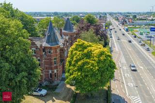 Gebouwd in eclectische stijl en bestaande uit een inkomhal, 4 gelijkvloerse kantoren/praktijkruimtes/leefruimtes, ingerichte keuken op verdieping, living, badkamer en slaapkamer op het eerste verdiep, volledig onderkelderd, zextra slaapkamers mogelijk op de 2de verdieping, tuin en parking. CV aardgas. Elektriciteit conform. Zeer geschikt voor woonst in combinatie met vrij beroep of kantoor. Aarzel niet ons te contacteren voor een vrijblijvend bezoek.