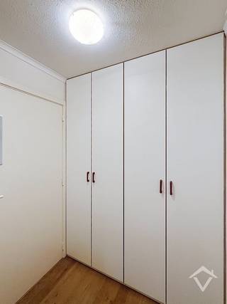 Dit verzorgd hoekappartement dat 2 slaapkamers telt, en verder bestaat uit inkom, vestiaire, gastentoilet, living, halfopen ingerichte keuken, 2 slaapkamers en badkamer heeft bovendien een zuidwestgericht terras. Dit zonneterras biedt een lateraal zeezicht en ook zicht op hinterland, duinen die vlakbij liggen. De zeedijk en het strand liggen op 250 m stappen (kindvriendelijk traject, geen baan over te steken). Ook voor het nemen van de kusttram (die een vlotte verbinding geeft richting De Panne, maar ook richting Oostende tot Knokke), ligt een halte vlakbij. Verwarming elektrisch die gemakkelijk in gebruik is (gezien de oppervlakte van 80 m² bedraagt, is verbruik heel schappelijk + EPC C). Er is geen aansluiting voor de wasmachine aanwezig. Bij voorkeur vaste domicilie, al kan hiervan afgeweken worden, mits betalen van een 2de verblijfstaks. Onmiddellijk beschikbaar. Huurprijs € 795 + € 90 gemeenschappelijke kosten (forfait).