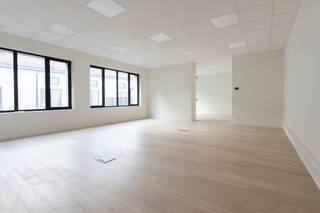 Achter deze gevel in Louis-Philippestijl ontworpen in 1865 schuilt een recent gerenoveerde kantoorruimte. Het gebouw is gelegen in het hart van de charmante winkelwijk Wilde Zee in Antwerpen. De ruimte zelf bevindt zich op de eerste verdieping, gelegen aan de rustige achterzijde van het gebouw. <br /><br />Dankzij het ruime terras geniet u hier van extra buitenruimte in een aangename, private omgeving, een zeldzame troef in het stadscentrum.<br /><br />Het kantoor werd slechts één jaar geleden volledig gerenoveerd en verkeert in perfecte staat. Werkelijk alles werd vernieuwd: vloeren, schilderwerken, technieken, keuken, sanitair en ramen. Hierdoor is het pand volledig instapklaar en biedt het een hedendaagse, comfortabele werkomgeving.<br /><br />Daarnaast beschikt het kantoor over een gunstig EPC met A-label, wat garant staat voor een energiezuinig verbruik. <br /><br />Een ideale uitvalsbasis voor wie op zoek is naar een kwalitatieve, professionele werkplek op een topligging in de stad.<br /><br />Meer informatie of een bezoek? Neem vandaag nog contact op!