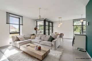 Dit appartement in Genk combineert modern wooncomfort met een uitstekende ligging. Dankzij de grote raampartijen geniet de leefruimte van...