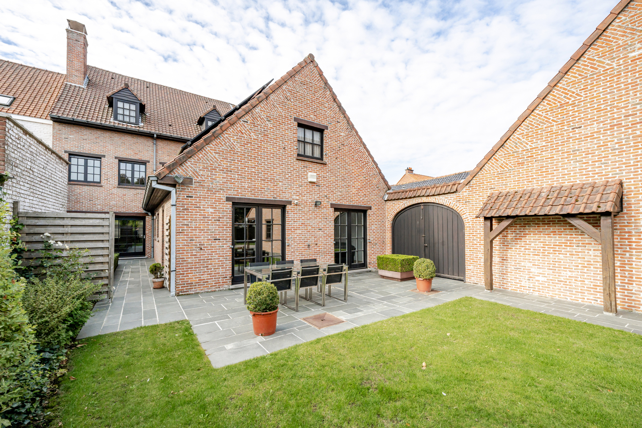 Charmante herenwoning met uitweg achteraan (3 garages). - foto 5
