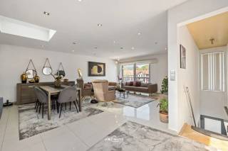 Wij bieden u dit bijzonder ruim 2-slaapkamerappartement aan, gelegen op een toplocatie aan het Tweebruggenplein in Hamme. Op het gelijkvloers...