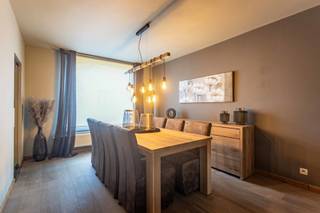 Ben je op zoek naar een woning met veel potentieel? Deze charmante halfopen bebouwing biedt je alvast een stevige basis om er je eigen thuis van...