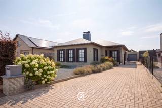 <p>Op zoek naar een instapklare woning in een rustige en aangename omgeving? Deze verzorgde woning in de Wilgenlaan 18 te Herzele combineert comfort, rust en een vlotte bereikbaarheid.</p><p>De woning beschikt over een ruime en gezellige leefruimte, twee slaapkamers, een kelder en een praktische zolder. Achteraan geniet u van een aangename tuin met een prachtig uitzicht op het omliggende groen, ideaal om volledig tot rust te komen.</p><p>Verder beschikt de woning over een garage en een tuinberging, voorzien van zonnepanelen. Recent werd bovendien een warmtepomp geïnstalleerd, wat zorgt voor extra energiezuinigheid.</p><p>Gelegen in een rustige woonwijk, maar toch vlakbij de belangrijkste invalswegen, waardoor omliggende gemeenten en voorzieningen vlot bereikbaar zijn.</p><p>Een ideale woning voor wie comfortabel en rustig wil wonen, zonder in te boeten op bereikbaarheid.</p><p><strong>EERSTE BEZOEKMOMENT ZATERDAG 3 OKTOBER VAN 14u tot 16u!</strong></p><p>Voor meer informatie of een bezoek, contacteer ons kantoor!</p>
