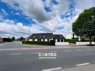 <span><strong><u>Bezoekmoment op zaterdagvoormiddag OP AFSPRAAK.<br /><br />OPPERVLAKTEN:</u></strong><br /><strong><em>Bewoonbare (alle verdiepingen samen) oppervlakte:</em></strong></span><span><strong> </strong><em>± </em>430m<sup>2</sup></span><br /><span><strong><em>Grondoppervlakte:</em></strong></span><span> 1.196m<sup>2</sup> </span><br /><span>Aantal aangelegde parkeerplaatsen op het terrein: 12 + dubbele garage.</span><br /><br /><span><strong><u>INDELING</u></strong><u>:</u></span><br /><strong><em>Gelijkvloers (± 240 </em></strong><strong>m<sup>2</sup></strong><strong><em>):</em></strong><br /><u>Kantoor (± 175 </u><u>m</u><sup>2</sup><u>):</u><strong><em> </em></strong>afzonderlijke inkomdeur in glas - inkomhal met gastentoilet en vestiaire - gang - secretariaat met ontvangstbalie - open landschapsbureel (± 70 m²) - 3 afzonderlijke burelen (12 +16 +24 m<sup>2</sup>) - keuken/refter met deur naar de zonnige tuin (alle privacy).<br /><u>Garage </u><u>(± 65 </u><u>m</u><sup>2</sup><u>):</u> dubbele garage voorzien van 2 sectionaalpoorten – afzonderlijke ingangsdeur - radiatoren - tuinberging met waterverzachter - dubbele deur naar de tuin - badkamer met douche en lavabo – toilet - tweede trap naar de verdieping.<br /><strong><em>Eerste verdieping (± 190 </em></strong><strong>m<sup>2</sup></strong><strong><em>):</em></strong> traphal met toilet - open, lichtrijk landschapsbureel (± 80 m<sup>2</sup>), 3 afzonderlijke kamers  (10<span> +</span> 15 + 20 m<sup>2</sup>) - gang - polyvalente ruimte (50 m<sup>2</sup>) met hoogte tot in de nok - CV-lokaal met nieuwe hoogrendementsketel van het merk "Buderus" en grote warm-water boiler.<br /><em><strong>Zolderruimte (± 40m²): </strong></em>bereikbaar via valluik, geïsoleerd.<em><strong> </strong></em><br /><br /><span><strong><u>GROTE TROEVEN van dit pand:</u></strong><br />- <em><strong>Ligging</strong></em>: hoek- en zichtlocatie (invalsweg met veel passage en vlakbij R32 en autosnelweg E403).  Twee lichtreclames.<br />- <em><strong>Vele bestemmingsmogelijkhede</strong></em><strong>n</strong>, conform de verkavelingsvoorschriften van 06/09/2004 : bewoning (ook kangoeroe-woning), handel, horeca, vrije beroepen, kantoor, ... </span><br /><span>- <em><strong>Voldoende parkeergelegenheid</strong></em> op het terrein + grote tuin.<br />- <em><strong>Gunstige EPC-score: 174 kWh/m<sup>2</sup></strong></em> : goede isolatie, overal dubbele beglazing en recente CV-ketel.</span><br /><br /><span><strong><u>NUTSVOORZIENINGEN</u></strong><u>:</u><br />Stads -en regenwater (15.000 liter), CV op aardgas, hoogrendementsketel °2019 (Buderus), </span>3 aparte thermostaten, 3 aparte circuits collectoren, <span> keukenboiler, elektriciteit (drijfkracht, 3N400V, 40A) gekeurd met aparte zekeringskast boven en beneden, telefonie/distributie, riolering, 1 videofoon + 2 parlofoons beneden, 3 parlofoons op verdieping,  bekabeling voor netwerk (gescheiden kabelgoten voor computer en telefoon).</span><br /><br /><span><strong><u>LIGGING:</u></strong></span><br /><span>Vlotte bereikbaarheid met een mobiscore van 7,7/10. Invalsweg naar Roeselare! Op enkele meters van R32 en snelle verbinding via E403 (Brugge/Kortrijk).</span><br /><span>Tevens op wandelafstand van winkels, scholen, bakkerij/slagerij, tandarts, apotheek,… Bushalte op 100m (centrum, station, zwembad,...).</span><br /><br /><span><u>* Bijzonderheden</u><br />- EPC B: géén renovatieplicht</span><br /><span>- Elektrische keuring conform (gekeurd tot 2045)!<br />- Voorheen kantoor met woonfunctie, op heden tweegezinswoning.<br />- Simulatie met witte gevels en zwart schrijnwerk</span><br />- Onze referentie op<strong> </strong><strong>www.centro.be</strong>: <strong>Q0597 </strong>of contacteer ons via <strong>050/70 01 02</strong><strong>.</strong><br /><br /><strong>CENTRO | </strong><strong>BEDRIJFSVASTGOED </strong><strong> </strong>is reeds 25 jaar <u>gespecialiseerd in de bemiddeling van commercieel- en bedrijfsvastgoed </u>in West- en Oost Vlaanderen.<br /><span><strong>Wilt u ook weten hoeveel uw bedrijfsgebouw waard is?</strong></span><br />Contacteer ons vrijblijvend voor een marktconforme waardebepaling van uw pand. 