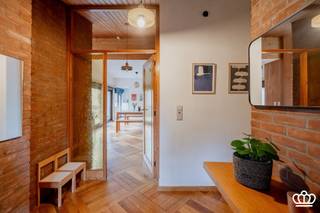 <p><span>Prachtig in het groen gelegen gelijkvloerse woning uit de jaren 70 met o.a. leefruimte, ingerichte leefkeuken, berging, 4 slaapkamers, ingerichte badkamer op een omheind perceel van 2.992m²!</span></p><p><span> </span></p><p><span>INDELING</span></p><p><span> </span></p><p><span>Gelijkvloers:</span></p><p><span>Inkomhal op parket met vestiaireruimte, gastentoilet met handenwasser.  D.m.v. glazen deur toegang tot de leefruimte op visgraatparket, deze is onderverdeeld in zitgedeelte met houtkachel en eetgedeelte.  Deze ruimte geniet veel lichtinval door de grote raampartijen die uitgeven op de tuin.  Ingerichte leefkeuken op retro tegels.  voorzien van combi oven, koelkast, aparte vriezer, inductiekookplaat, dampkap en dubbele wasbak.  Aansluitend bijkeuken met spoelbak en buitendeur.  Nachthal met ingemaakte kasten geeft uit op 4 slaapkamers met ingemaakte kasten. </span></p><p><span> </span></p><p><span>Kelder:</span></p><p><span>Vanuit de bijkeuken toegang tot de zeer ruime kelderruimte met uitbreidingsmogelijkheden, dubbel inpandige garage en wasplaats met voorziening wasmachine en droogkast.</span></p><p><span> </span></p><p><span>Tuin:</span></p><p><span>Ruime oprijlaan met mogelijkheid voor het parkeren van 4 wagens.  Ruime parktuin met 2 aangelegde terrassen en zicht op landerijen.</span></p><p><span> </span></p><p><span>Bijzonderheden:</span></p><p><span>Rustig gelegen in het groen </span></p><p><span>Rolluiken</span></p><p><span>Elektriciteit conform </span></p><p><span>Goed onderhouden</span></p><p><span> </span></p>