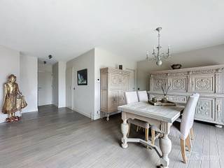 Op de vijfde verdieping van een verzorgd gebouw vindt u dit prachtige dakappartement van 137 m², gerenoveerd in 2019, dat comfort en stijl perfect combineert.<br />De grote leefruimte van 44 m² met ruime raampartijen en parketvloer geniet van veel licht en biedt direct toegang tot het zonnige terras van 35 m² – ideaal om te genieten van buitenruimte in het hart van Wilrijk.<br />De moderne keuken is volledig uitgerust met kookvuur, dampkap, oven, microgolf en vaatwasser. Naast de keuken bevindt zich een praktische berging met maatkasten.<br />Een apart halletje met maatkast en toilet. Verder is het appartement voorzien van 3 ruime slaapkamers van 12 m², 10 m² en 14 m² waarvan 1 ook met maatkasten. De badkamer beschikt over een inloopdouche en lavabo. Verder in de gang heb je extra toilet met aansluiting voor wasmachine.<br />Bij dit appartement hoort een garagebox ter aankoop van €35.000, geschikt voor 2 wagens, en een ruime kelderberging bestaande uit 2 aparte ruimtes.<br />Een zeer verzorgd en ruim appartement met centrale ligging, ideaal voor wie comfort, licht en buitenruimte zoekt in Wilrijk.