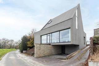 <span><strong>Gebouw gemengd gebruik op landelijke locatie in Zellik<br /><br /></strong></span><strong>De vermelde prijs betreft een overdracht van aandelen en vertegenwoordigt 100% van de aandelen. Elk ander voorstel zal worden overwogen! </strong><span><strong><br /></strong></span>Combineert u graag wonen en werken en bent u hiervoor op zoek naar de ideale locatie? <br />Dan stellen wij u graag dit modern pand voor, gelegen op de <strong>Jan Dekeersmaekerstraat 25 te Zellik</strong>. <br />
<p>Het pand geniet van een zeer vlotte bereikbaarheid in de nabijheid van scholen, winkels, openbaar vervoer en de op- en afritten van de autosnelweg. Dankzij de landelijke ligging kan men zowel aan de voor- als achterzijde genieten van open, groene vergezichten.</p>
<p>Kortom, de ideale locatie voor zij die op zoek zijn naar ruimte, rust en bereikbaarheid.</p>
<span>Indeling </span><br />
<p>Het pand wordt momenteel uitsluitend gebruikt als kantoorgebouw en beschikt over <strong>drie volwaardige verdiepingen</strong> en een ruime vergaderruimte op de bovenste verdieping.</p>
<ul>
<li>
<p><strong>Gelijkvloers:</strong><br />7 kantoorruimtes (tussen 8 m² en 15 m²), een doucheruimte en een technische ruimte.</p>
</li>
<li>
<p><strong>Eerste verdieping:</strong><br />Een ruime, volledig uitgeruste keuken die perfect dienst kan doen als gezamenlijke eetruimte, evenals 6 kantoorruimtes (tussen 14 m² en 27 m²).</p>
</li>
<li>
<p><strong>Tweede verdieping:</strong><br />4 ruime kantoorruimtes en een toilet.</p>
</li>
<li>
<p><strong>Derde verdieping (“studio”):</strong><br />Een grote vergaderruimte van ca. 60 m², voorzien van een toilet en een gezellig terras.</p>
</li>
</ul>
<p>Deze ruimtes kunnen perfect omgebouwd worden tot ruime slaapkamers, woonkamer, badkamer,...</p>
<p>Aan de achterzijde van het gebouw bevindt zich een <strong>parking voor 8 wagens</strong>.</p>
<p>Het volledige gebouw is uitgerust met een aircosysteem en afgewerkt met moderne en kwalitatieve materialen.<br /><br /></p>
<strong>Klaar om van dit pand een uitzonderlijke combinatie tussen wonen en werken te maken? </strong><br />
<p>Contacteer ons vandaag nog voor een bezoek ter plaatse!<br /><br /><strong>info@impromove.be - 02 887 80 56</strong></p>