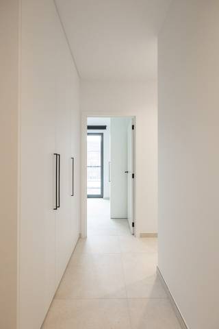 Dit spiksplinternieuwe appartement in Neerpelt-Centrum wordt verkocht!<br /><br />Het appartement valt NIET onder de BTW-regeling en kan dus gekocht worden aan 2 of 12% registratierechten.<br /><br />Dit appartement in een fantastisch mooi complex is volledig afgewerkt. Het appartement is voorzien van alle nodige voorzieningen, bevat enorm veel inbouwkasten en is volledig geschilderd. Kortom: per direct verhuizen is mogelijk!<br /><br />Via de lift (of de trappenhal) is er toegang naar dit appartement dat gelegen is op het tweede verdiep. We komen via een nette hal binnen die voorzien is van inbouwkasten op maat voor jassen en schoenen te plaatsen.<br />De prachtige glazen deur tussen de hal en leefruimte is direct een mooie eyecatcher. In de leefruimte vinden we vervolgens een lichte open keuken met een spoelbak, vaatwasser, inductievuur en afzuiging, combi-oven en koelkast. Verder is er nog een berging naast de keuken, waar de voorziening is voor bergruimte alsook plaats om de wasmachine en droogkast te zetten.<br /><br />Vanuit het salon hebben we direct aansluiting met de open keuken aan één kant en een aangenaam overdekt terras aan de andere kant. Dit terras is ruim 12m², waardoor je comfortabel buiten kan zitten. <br /><br />Verder kunnen we vanuit de inkomhal ook naar het aparte toilet (voorzien van een lavabo), de badkamer met lavabo en inloopdouche, alsook naar de twee slaapkamers die beide weer voorzien zijn van inbouwkasten op maat.<br /><br />Het hele appartement is voorzien van Domotica, overal is er raamdecoratie, zijn er screens en is de verlichting al geïnstalleerd.<br /><br />In de kelder is er nog een zeer nette berging, opnieuw voorzien van inbouwkasten op maat. Verder is er nog één ondergrondse autostaanplaats in de kelder (met laadpaal!), en drie gelijkvloerse fietsstaanplaatsen (veilig afgesloten). <br /><br />Het appartement beschikt over geothermie (grondwaterwarmtepomp), zonnepanelen, BringMe (digitale brievenbussen), ...<br /><br />Het E-peil van het appartement bedraagt ... waardoor er ook vrijstelling is van het K.I. de eerste 5 jaar.<br /><br />Ben jij op zoek naar een perfect instapklaar appartement?<br />Contacteer ons snel op 011 64 55 00 of info@vastgoedfransen.be.