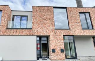 Deze recente woning ligt op een zeer rustige locatie, toch alles dichtbij.Indeling van de woning:- inkom met gastentoilet- ruime woonkamer met hoge...