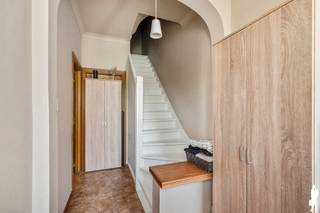 <p><strong>Ruime woning in Kapelle – op – den - bos met 3 slaapkamers, mogelijkheid tot 5 slaapkamers</strong></p>
<p><strong>BEKIJK ZEKER ONZE (VIRTUELE) GRONDPLANNEN EN ATTESTEN VOOR DE INDELING EN EXTRA INFORMATIE.</strong></p>
<p><strong>ALGEMENE KENMERKEN:</strong></p>
<ul>
<li>Woning gelegen aan de markt van Kapelle-op-den-bos</li>
<li>Instapklare gezinswoning met een bewoonbare oppervlakte van 221 m²</li>
<li>Bijzonder veel potentieel dankzij de ruime indeling, het woonvolume en de toplocatie</li>
<li>West gerichte tuin met tuinhuis en terras</li>
<li>Scholen, winkels, openbaar vervoer en het bruisende centrum op wandel- en fietsafstand</li>
</ul>
<p><strong>TECHNISCHE KENMERKEN:</strong></p>
<ul>
<li>Gunstige/uitstekende EPC-score: 247 kWh/(m²/jaar) – Label C</li>
<li>Elektrische installatie conform AREI</li>
<li>PVC ramen met dubbele beglazing</li>
<li>Manuele rolluiken in alle slaapkamers</li>
<li>Verwarming op aardgas via radiatoren</li>
<li>Alarminstallatie</li>
</ul>
<p><strong>INDELING:</strong></p>
<p><u>Gelijkvloers:</u></p>
<ul>
<li>Ruime inkomhal met toegang tot woonkamer</li>
<li>Ruime, gezellige leefruimte met aansluitend de eetkamer</li>
<li>centraal gelegen keuken met aansluitende berging en badkamer</li>
<li>Keuken: keramische kookplaat, dampkap en oven</li>
<li>Badkamer: ligbad met enkele lavabo</li>
<li>Verandaruimte met toegang tot tuin en rechtstreekse doorgang naar de straatzijde</li>
</ul>
<p><u>Eerste verdieping:</u></p>
<ul>
<li>Nachthal</li>
<li>Master bedroom (18 m²)</li>
<li>3 slaapkamers (inclusief de master bedroom)</li>
<li>Ruimte waar mogelijks badkamer of slaapkamer kan geplaatst worden</li>
</ul>
<p><u>Zolder:</u></p>
<ul>
<li>Bergzolder van ca. 54 m²</li>
<li>Mogelijkheid tot creëren van een extra slaapkamer</li>
</ul>