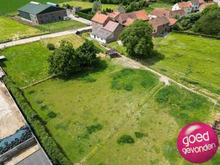 Grote hoeve met zeer ruime woning op 2.242 m² grond, idyllisch gelegen in het rustige en pittoreske Vechmaal.De grote schuur, dienstgebouwen, garages...