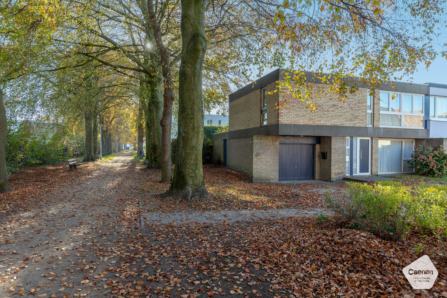 Door groen omgeven te renoveren woning met 4 slaapkamers & garage te Sint-Michiels - foto 1