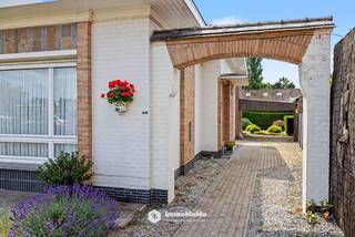 Bent u op zoek naar een woning die u volledig naar eigen smaak kunt omvormen? Deze <strong>te renoveren woning</strong> met een <strong>bewoonbare oppervlakte van ca. 102 m², gelegen op een perceel van 427 m²</strong>, biedt tal van mogelijkheden voor handige harry's en investeerders.<br /><br />De woning heeft wat liefde en aandacht nodig om te voldoen aan de hedendaagse woonnormen van 2026, maar vormt de ideale basis voor het creëren van een gezellige en comfortabele thuis. Dankzij de <strong>ruime tuin</strong> geniet u bovendien van voldoende buitenruimte voor ontspanning, tuinieren of speelplezier.<br /><br />De <strong>ligging is een absolute troef</strong>: op korte afstand van het centrum van Wachtebeke, met winkels, scholen, openbaar vervoer en andere voorzieningen binnen handbereik. Bovendien geniet u van een vlotte verbinding naar omliggende gemeenten en invalswegen.<br /><br /><strong>Info:</strong><br />Bewoonbare oppervlakte van ca. 102 m²<br />Perceeloppervlakte van 427 m²<br />Centrale ligging nabij het dorpscentrum van Wachtebeke & wegen<br />Tal van renovatie- en uitbreidingsmogelijkheden<br />Ruime tuin<br />EPC: F<br />Elektrische installatie niet conform<br /><br />Bent u op zoek naar een renovatieproject met potentieel op een gunstige locatie? Dan is deze woning zeker een bezoek waard!<br /><br />Bel 0492/97.47.00 of mail nathalie@immomamo.be.<br /><strong>Let op: op voorhand verwittigen is verplicht.</strong>