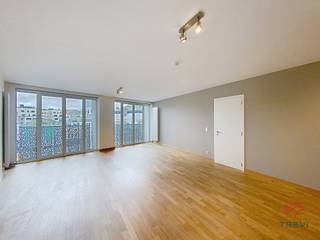 BRUSSEL – In het centrum van Brussel, op een steenworp afstand van het De Brouckèreplein en alle voorzieningen, in een recent gebouw, ongemeubileerd appartement van 113m² woonoppervlakte op de 5e verdieping bestaande uit een inkomhal met apart toilet, een woonkamer van circa 31m² met volledig uitgeruste open keuken (koelkast/vriezer, oven, kookplaten, afzuigkap, vaatwasser) met een wasruimte, nachthal met apart toilet, slaapkamer van circa 16,5m², slaapkamer van circa 14m², badkamer (bad, douche, dubbele wastafel) en een kelder. Voorschot op lasten van 260€/maand (warm water, verwarming, gemeenschappelijke delen). EPC C. Beschikbaar. Afmetingen worden louter ter informatie gegeven.